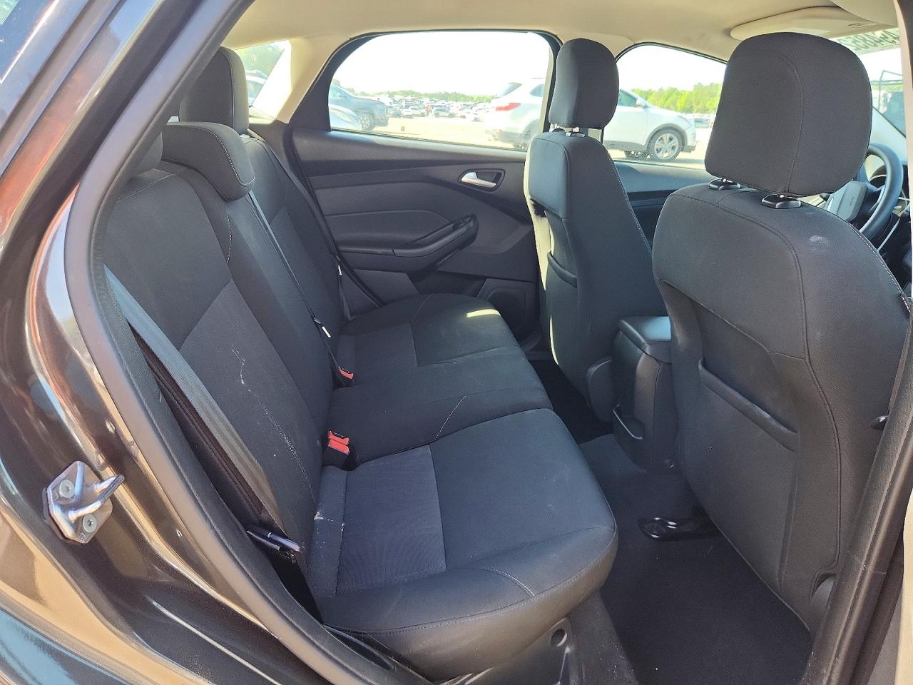 2015 FORD FOCUS SE photo 10