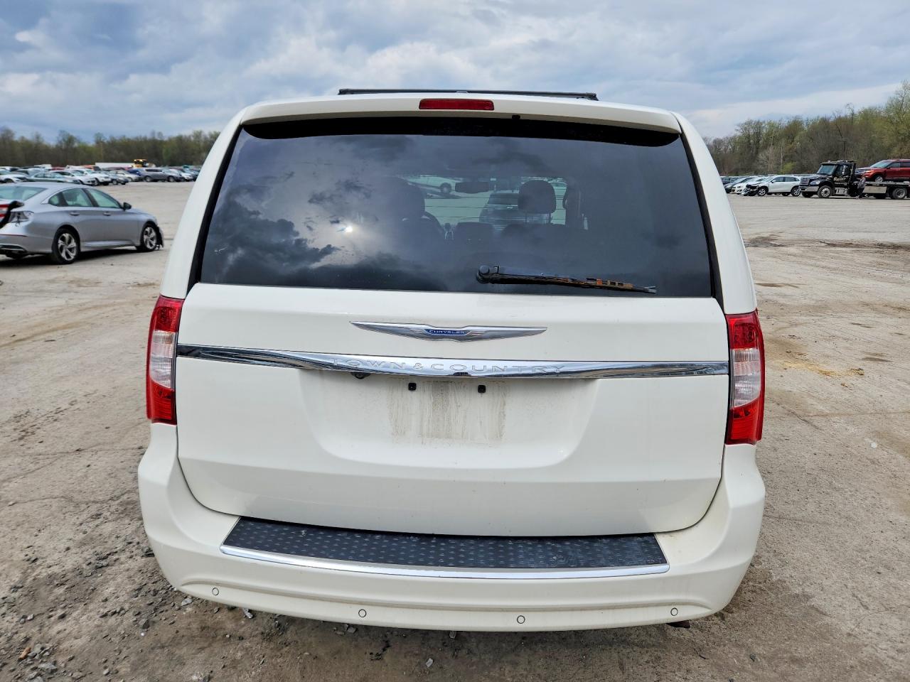 2013 CHRYSLER TOWN & COUNTRY TOURING L photo 16