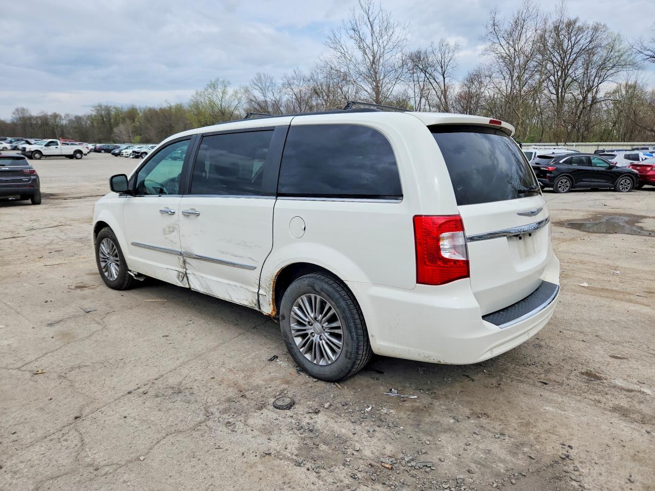 2013 CHRYSLER TOWN & COUNTRY TOURING L photo 4