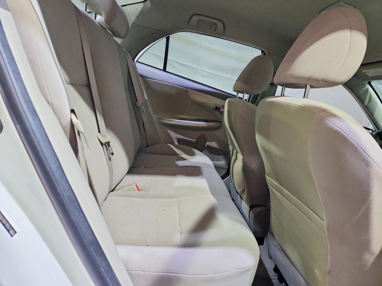 2010 TOYOTA COROLLA LE photo 28