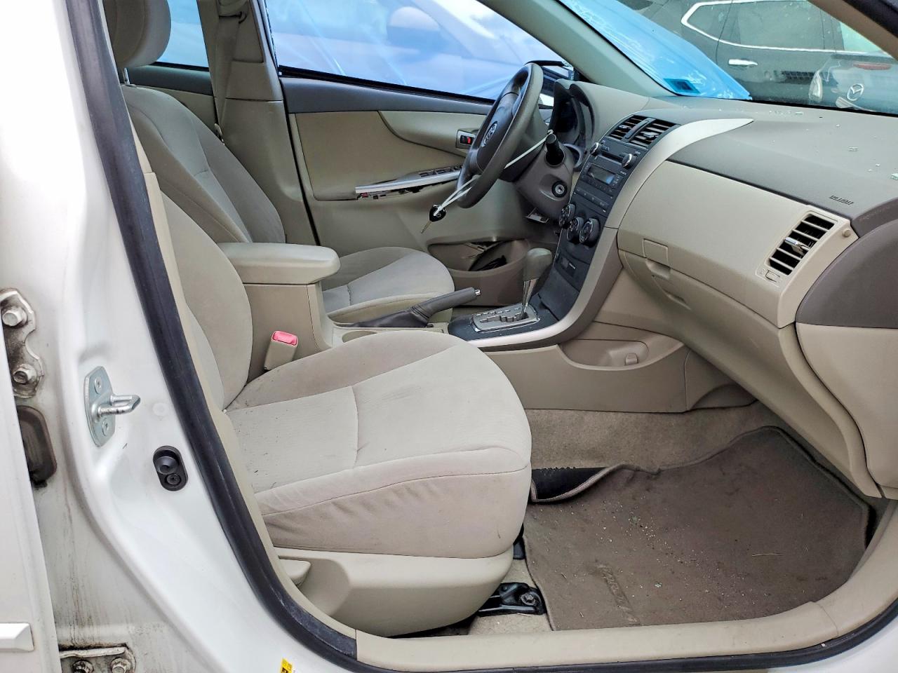 2010 TOYOTA COROLLA LE photo 19