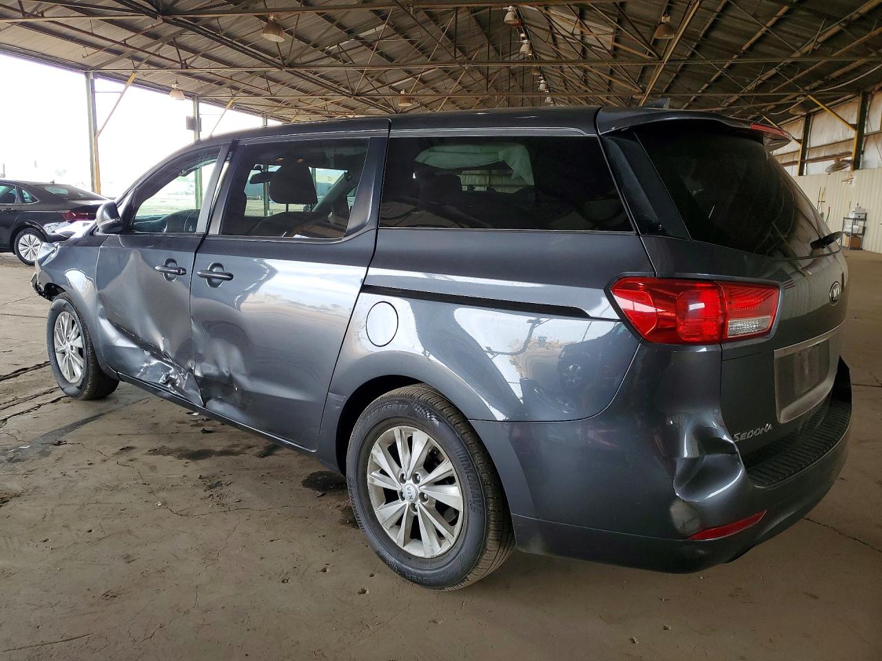 2017 KIA SEDONA LX photo 4