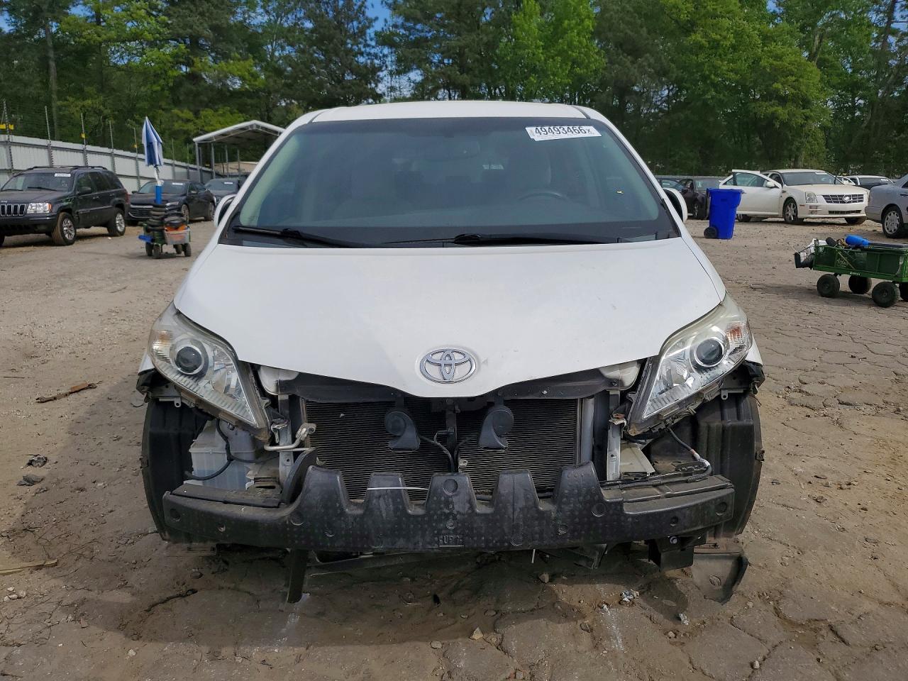2015 TOYOTA SIENNA LE 8-PASSENGER photo 13