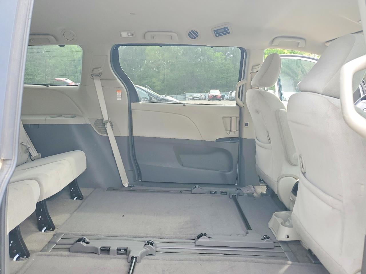 2015 TOYOTA SIENNA LE 8-PASSENGER photo 31