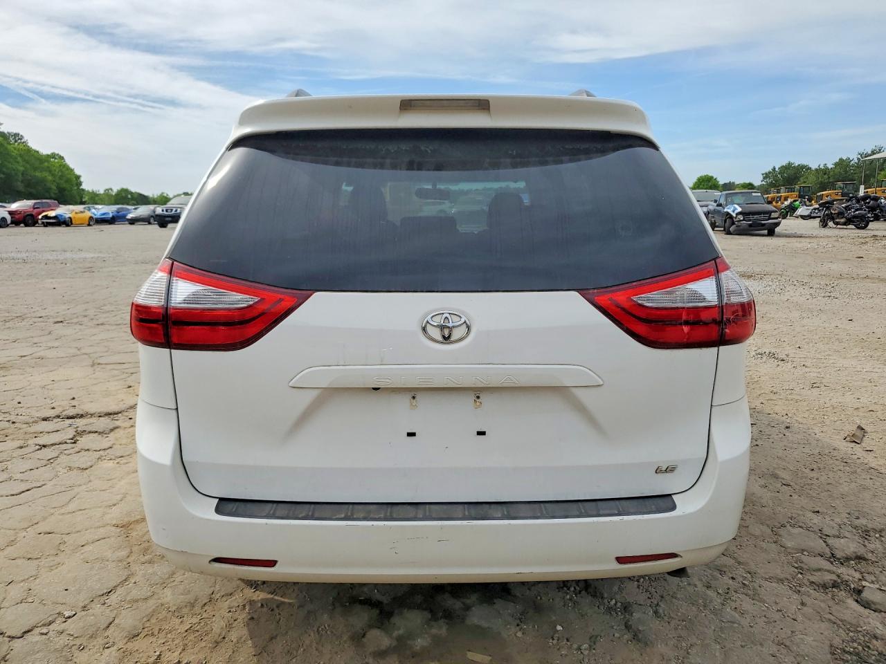 2015 TOYOTA SIENNA LE 8-PASSENGER photo 16