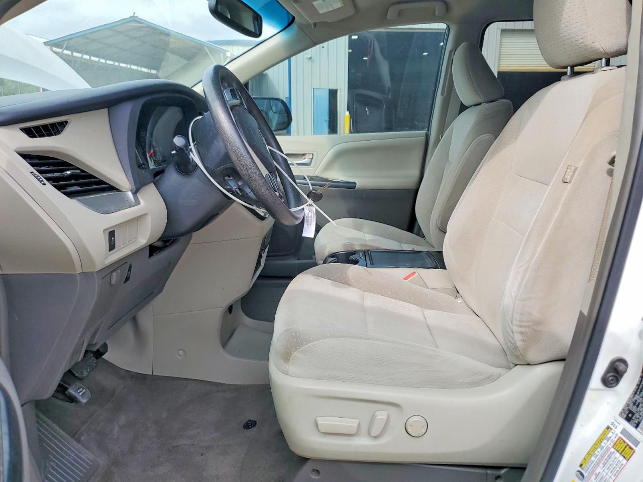 2015 TOYOTA SIENNA LE 8-PASSENGER photo 19