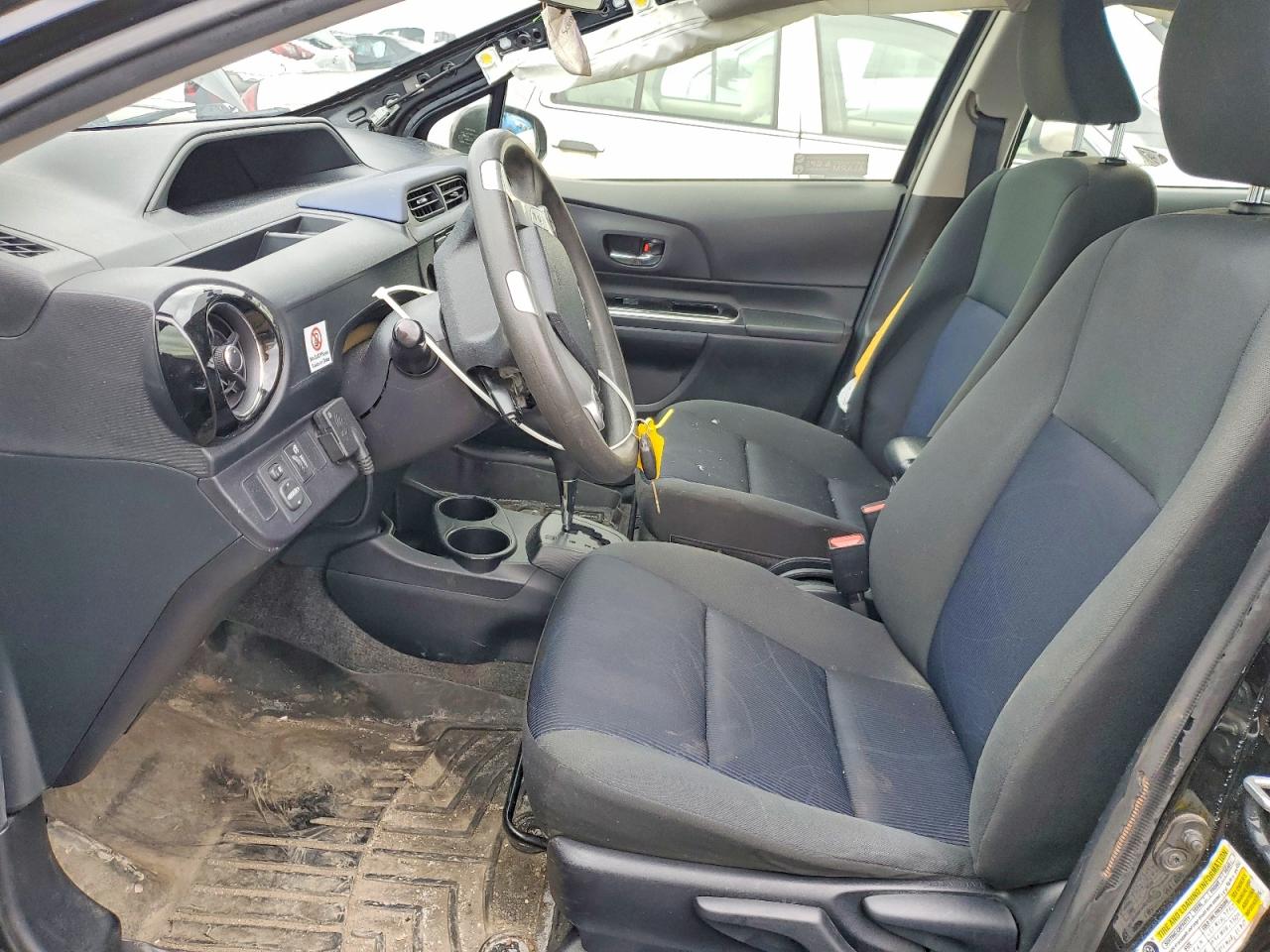 2016 TOYOTA PRIUS C TWO photo 19