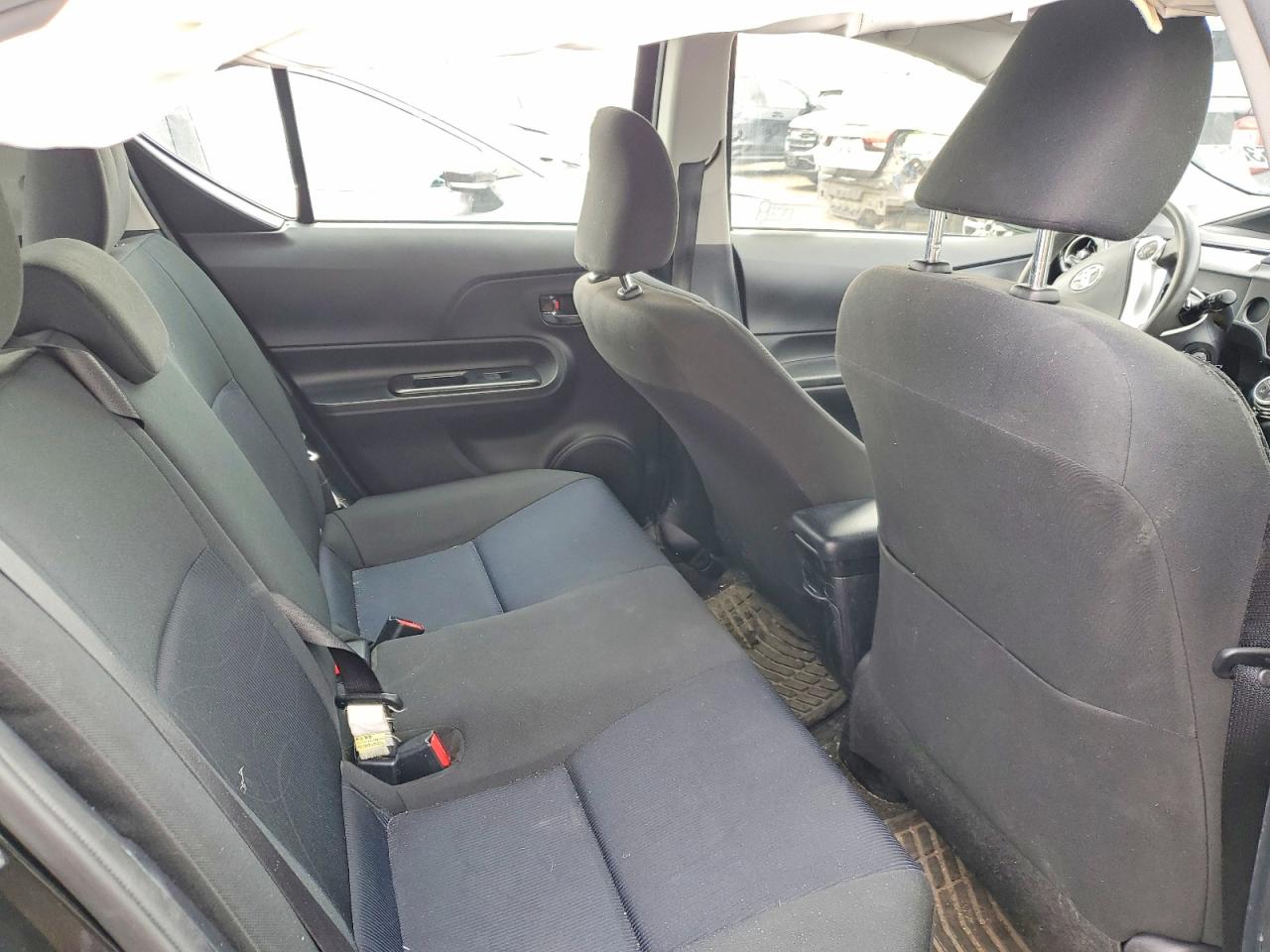 2016 TOYOTA PRIUS C TWO photo 28