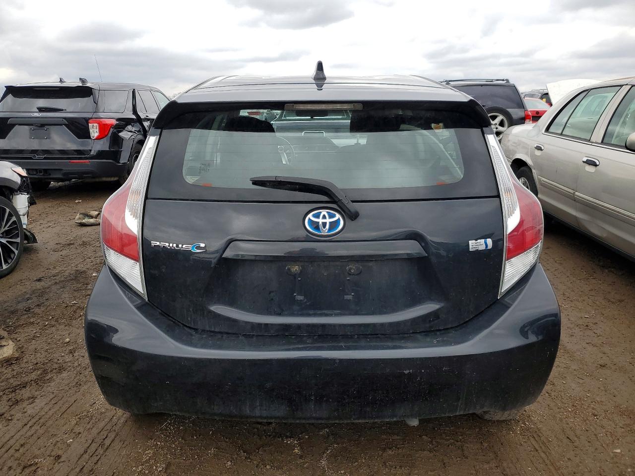 2016 TOYOTA PRIUS C TWO photo 16