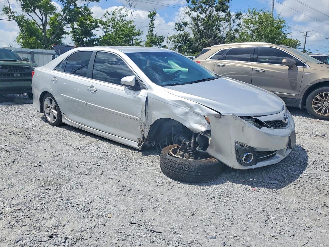 2014 TOYOTA CAMRY SE photo 10