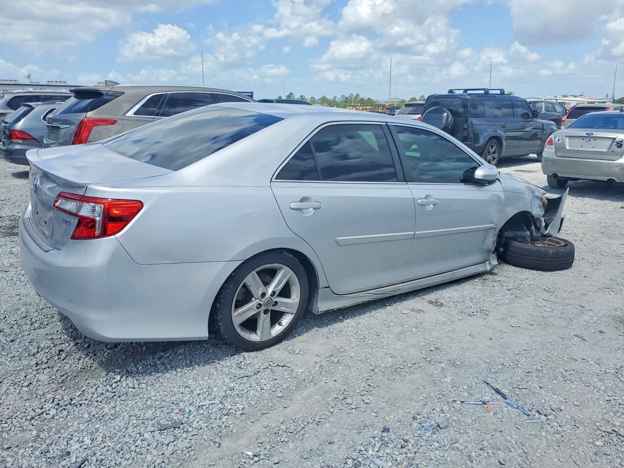 2014 TOYOTA CAMRY SE photo 7