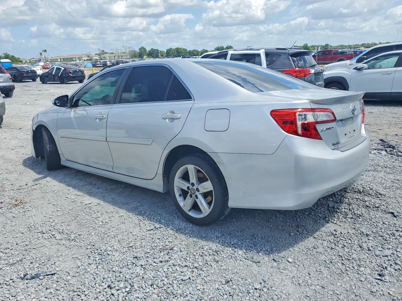 2014 TOYOTA CAMRY SE photo 4