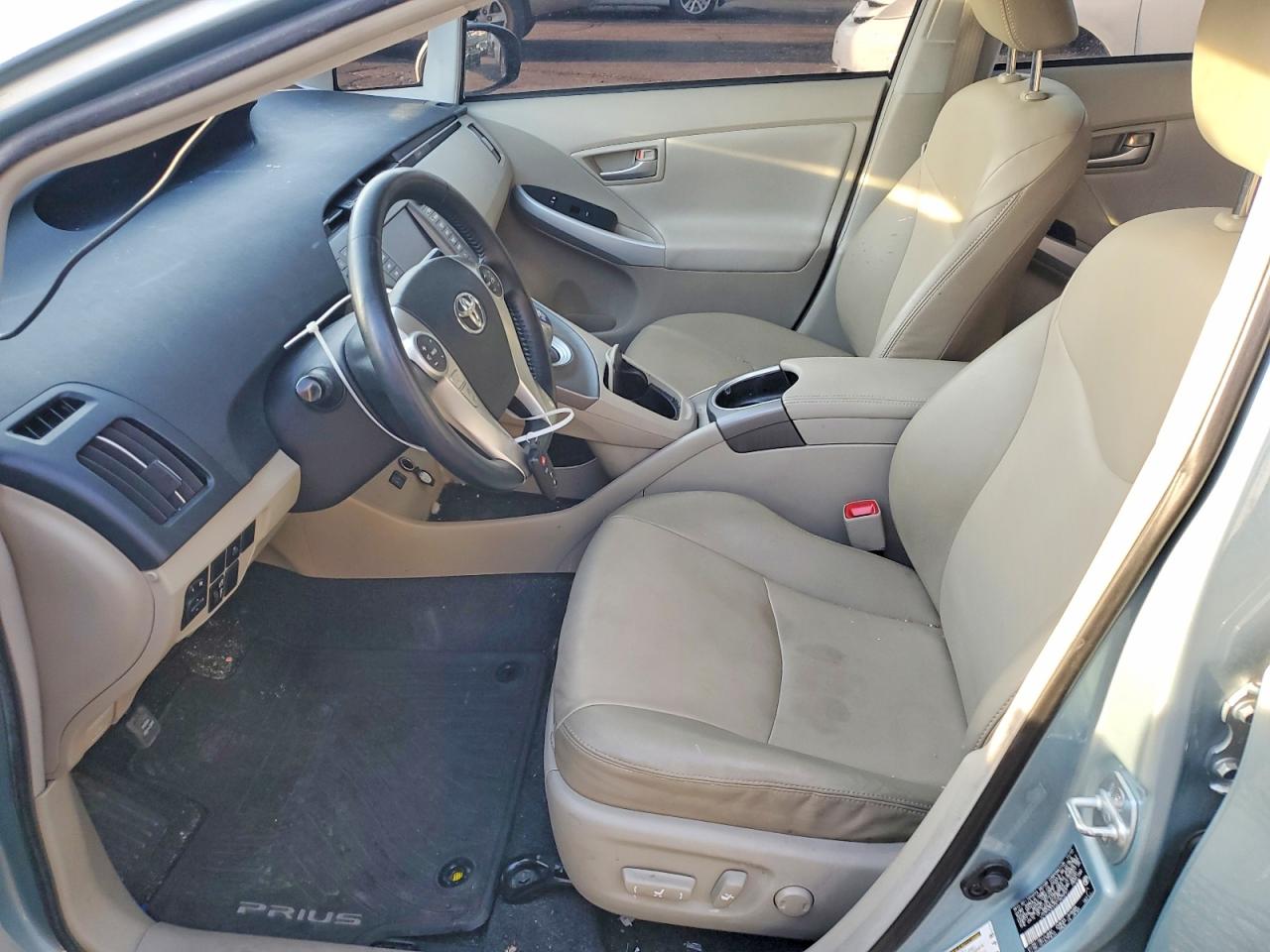 2013 TOYOTA PRIUS FOUR photo 13
