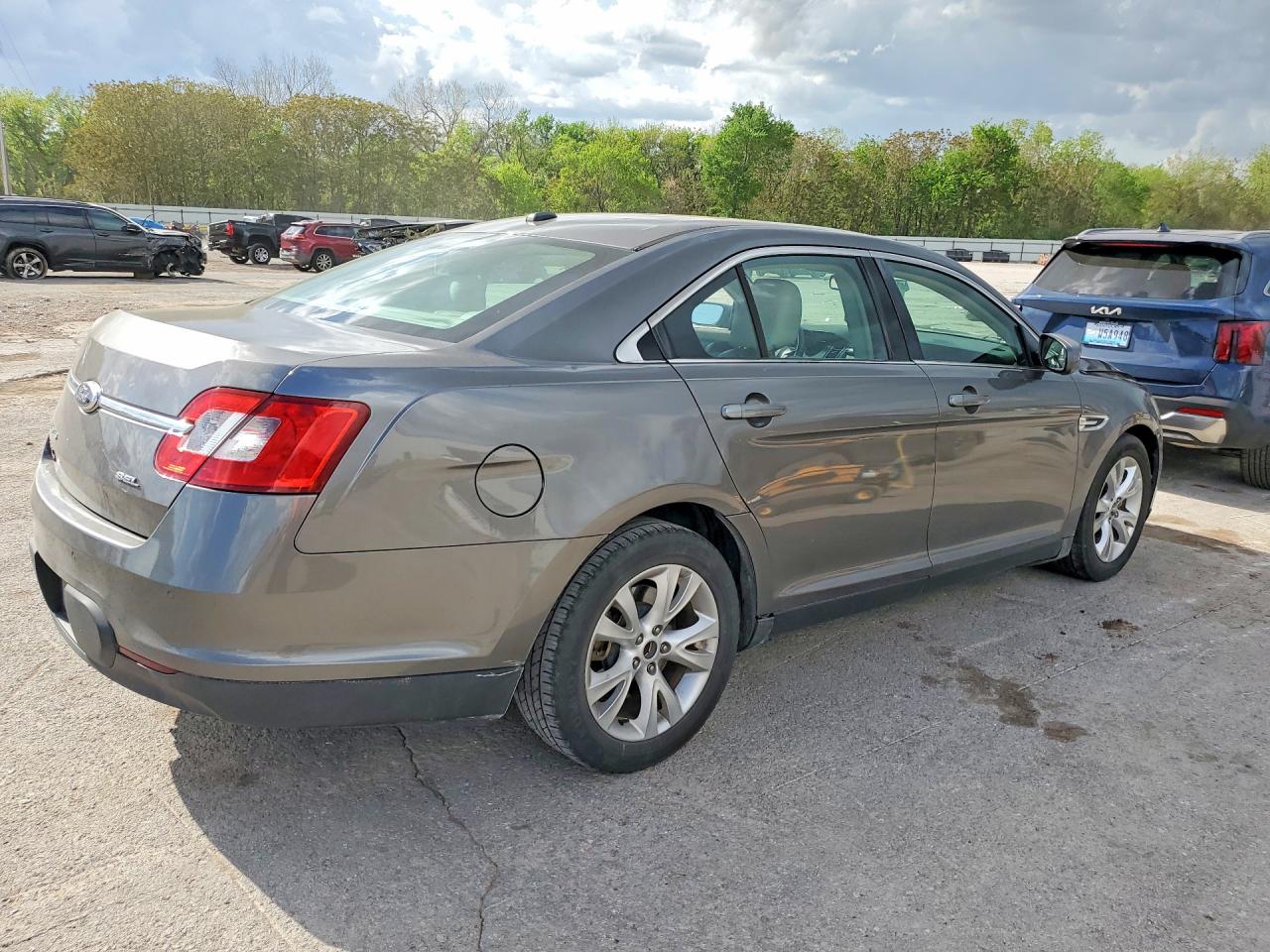 2011 FORD TAURUS SEL photo 3