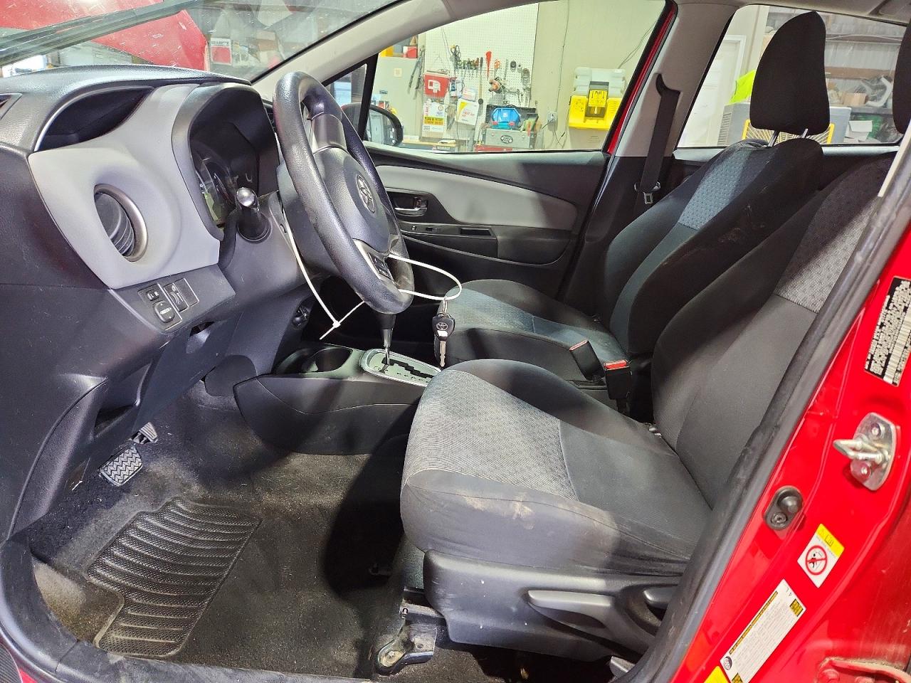 2015 TOYOTA YARIS 5-DOOR LE photo 19