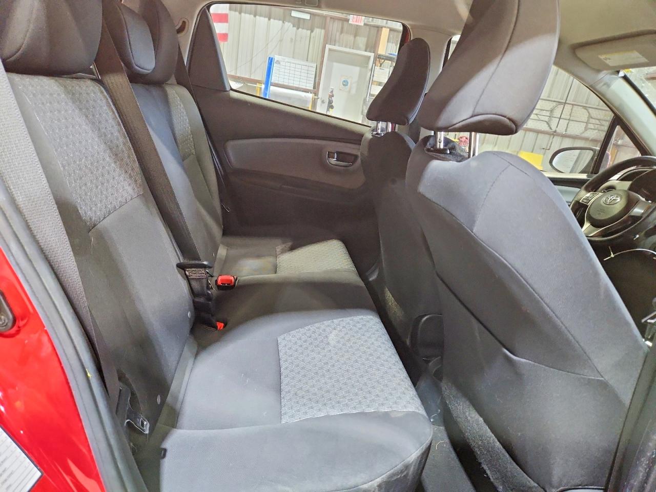 2015 TOYOTA YARIS 5-DOOR LE photo 31