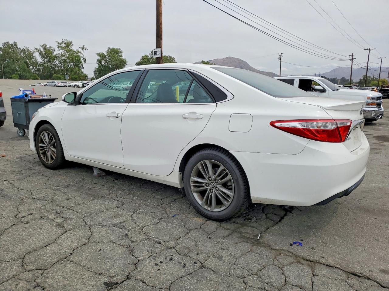 2016 TOYOTA CAMRY SE photo 3