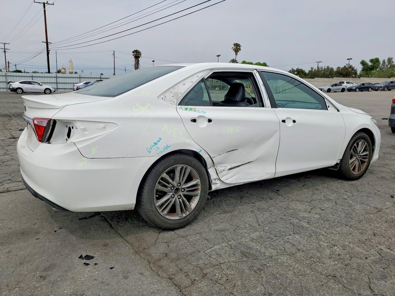 2016 TOYOTA CAMRY SE photo 5