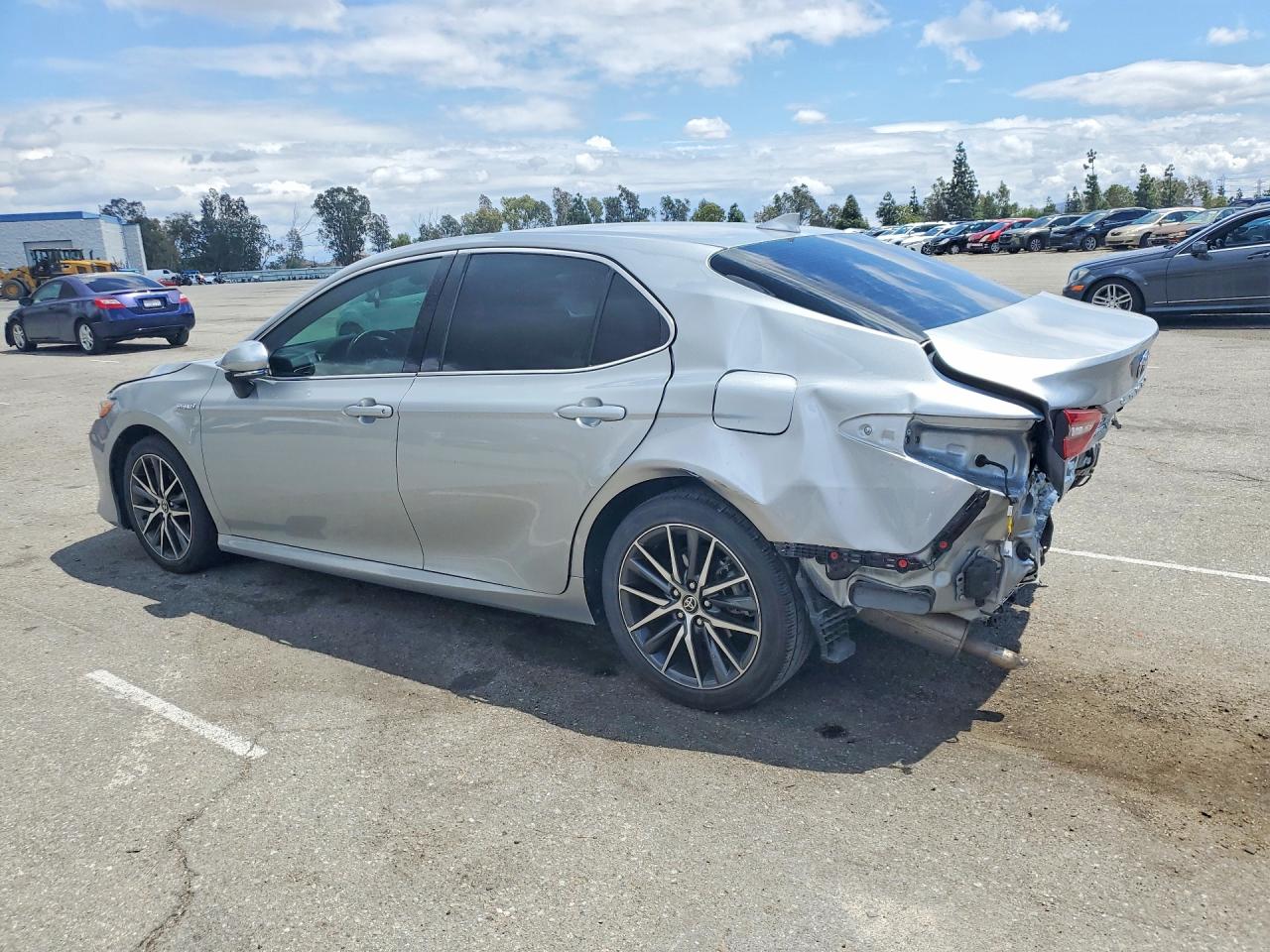 2021 TOYOTA CAMRY XLE photo 4
