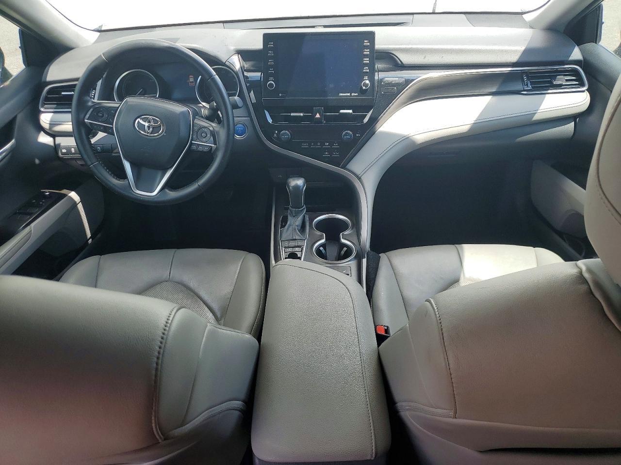 2021 TOYOTA CAMRY XLE photo 22