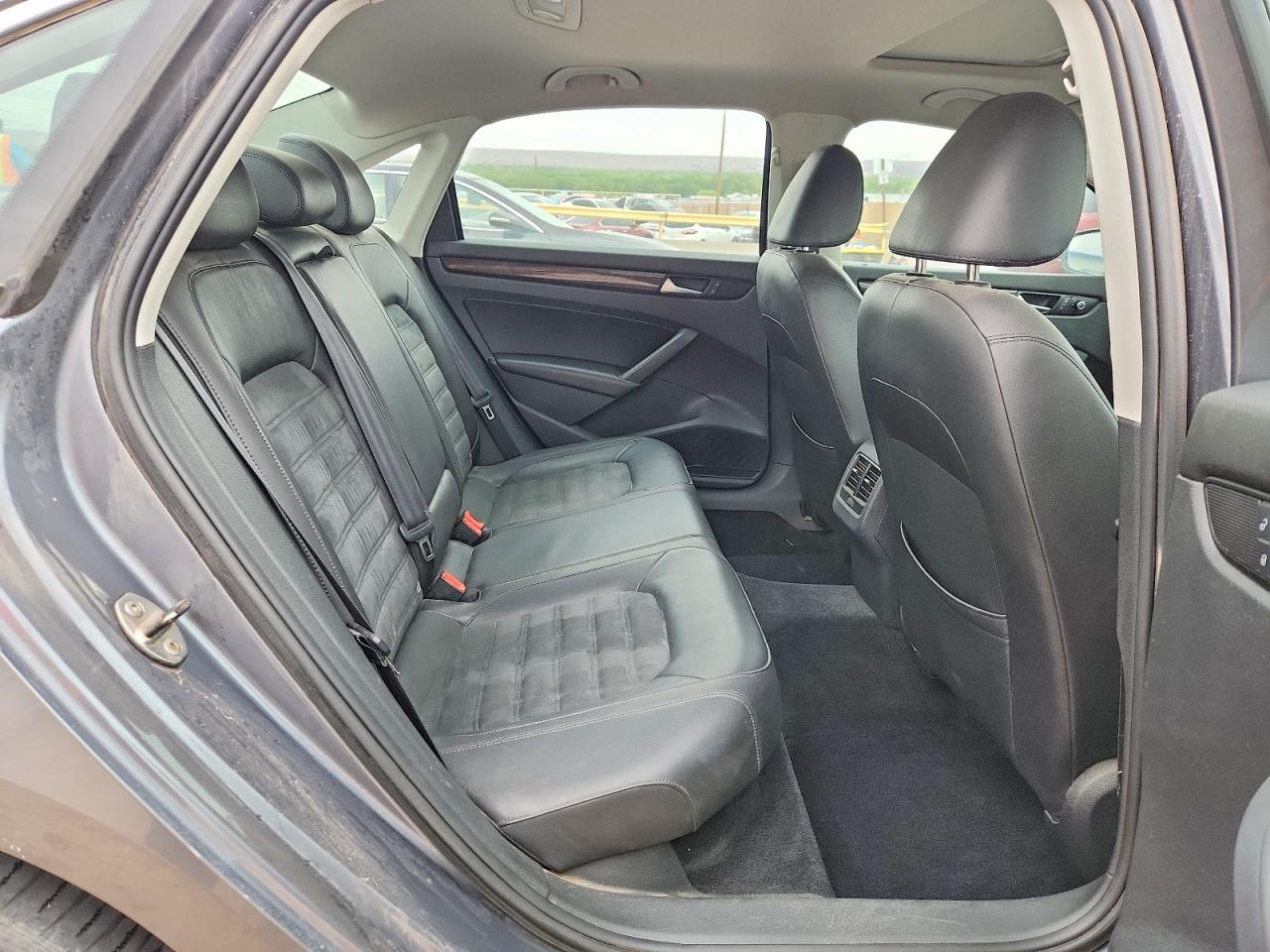 2014 VOLKSWAGEN PASSAT SEL photo 19