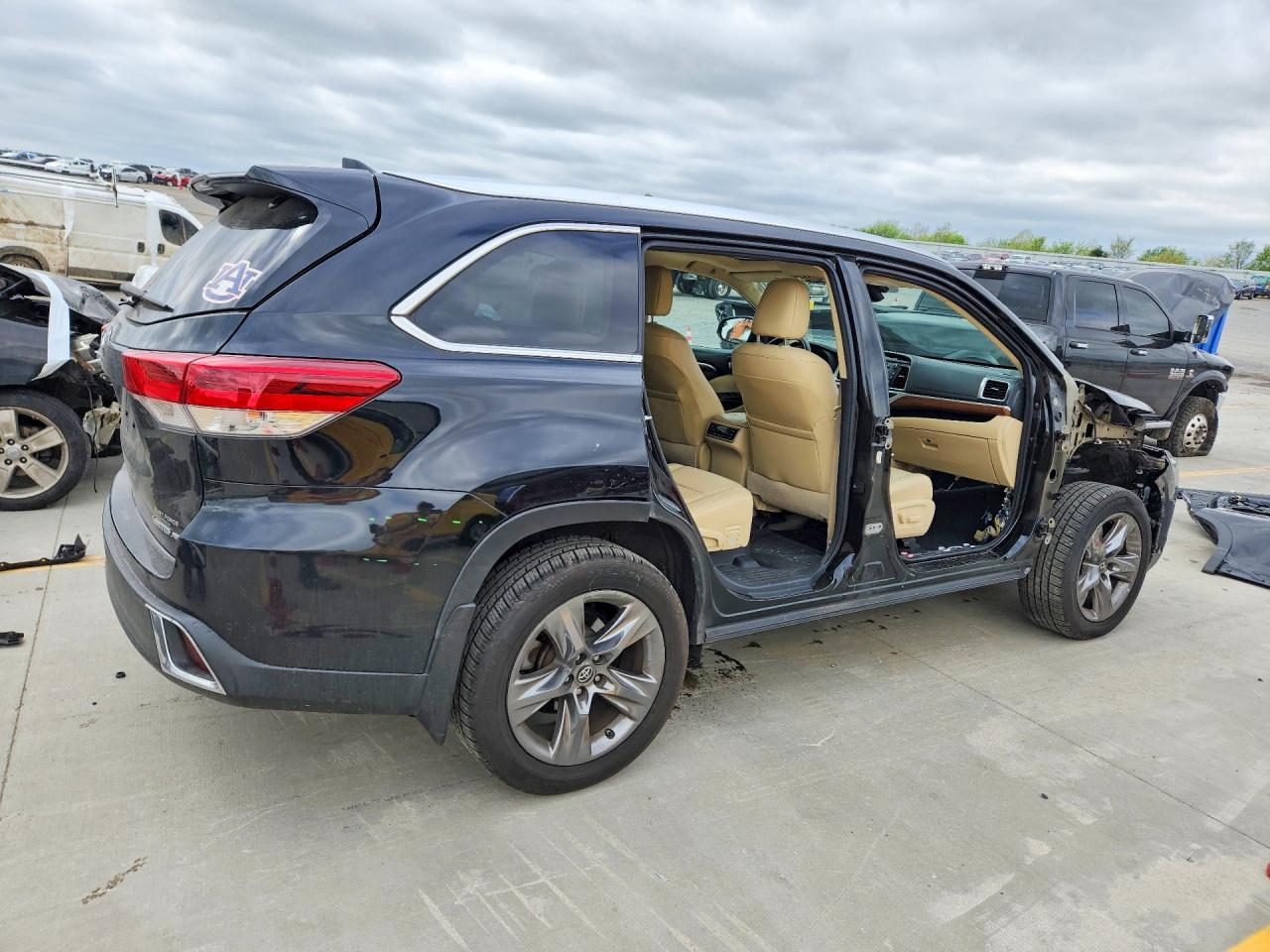 2017 TOYOTA HIGHLANDER LIMITED PLATINUM photo 5