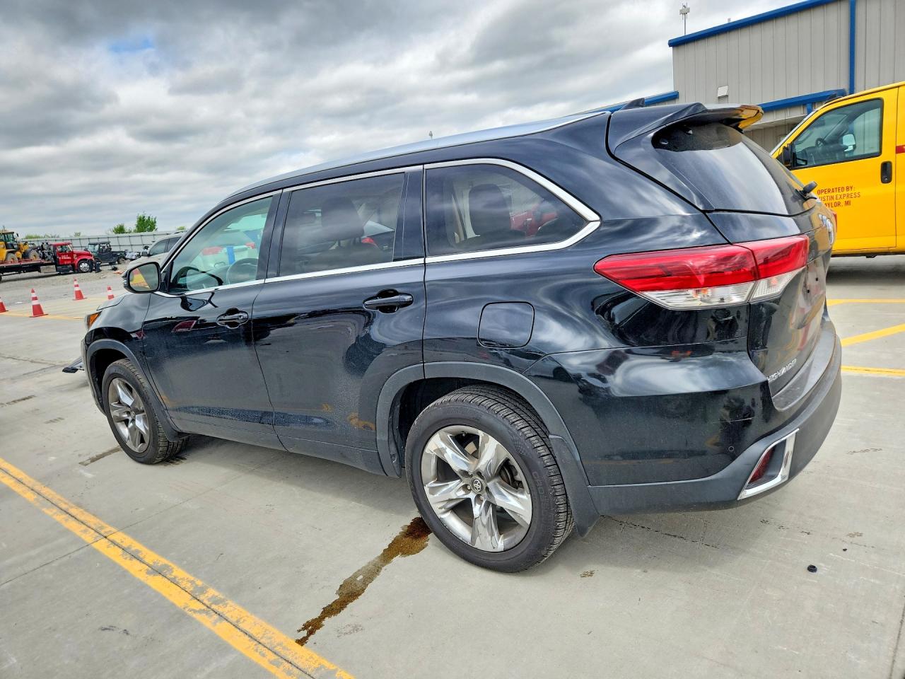 2017 TOYOTA HIGHLANDER LIMITED PLATINUM photo 3