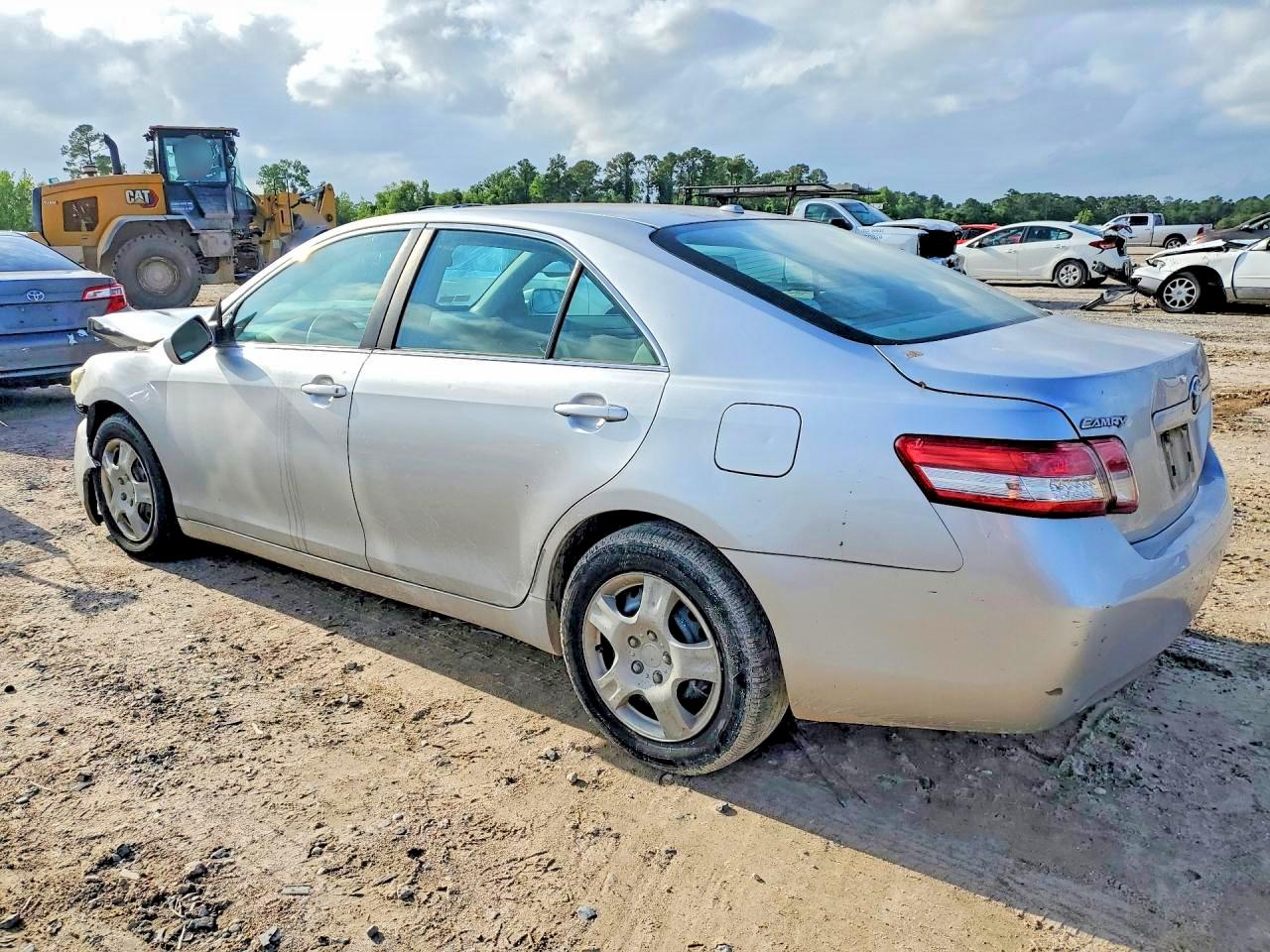 2010 TOYOTA CAMRY LE photo 4