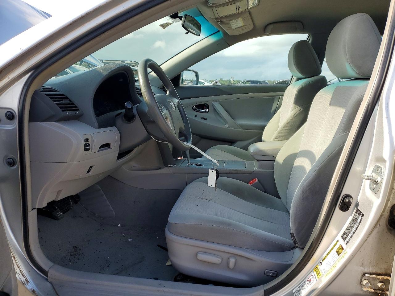 2010 TOYOTA CAMRY LE photo 19