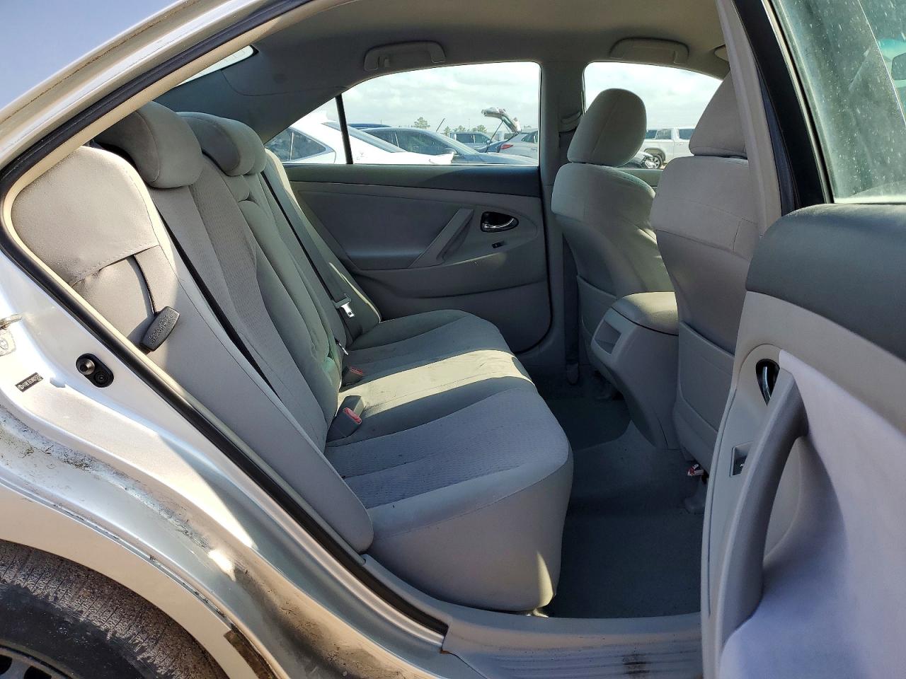 2010 TOYOTA CAMRY LE photo 31