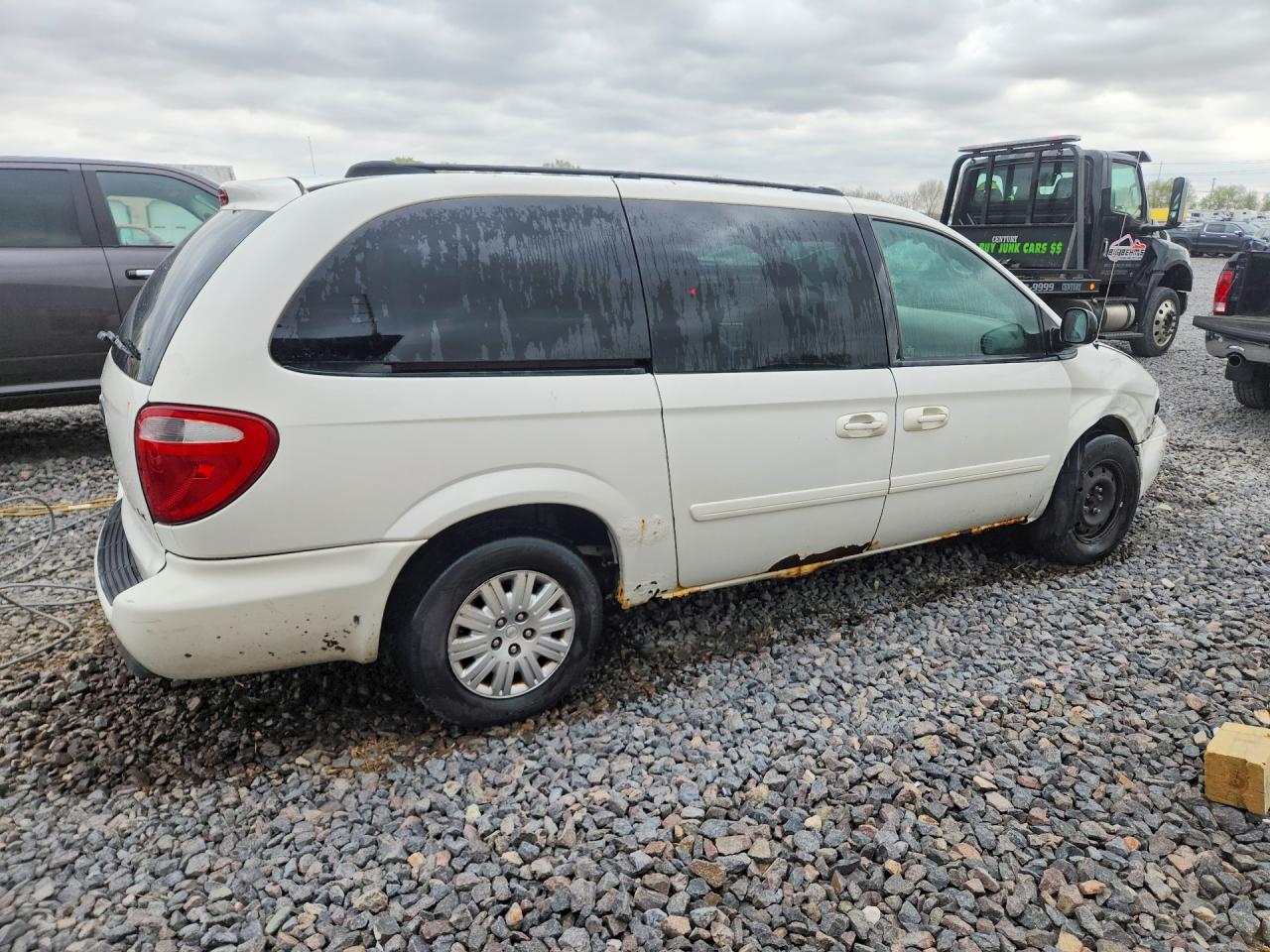2006 CHRYSLER TOWN & COUNTRY LX photo 5