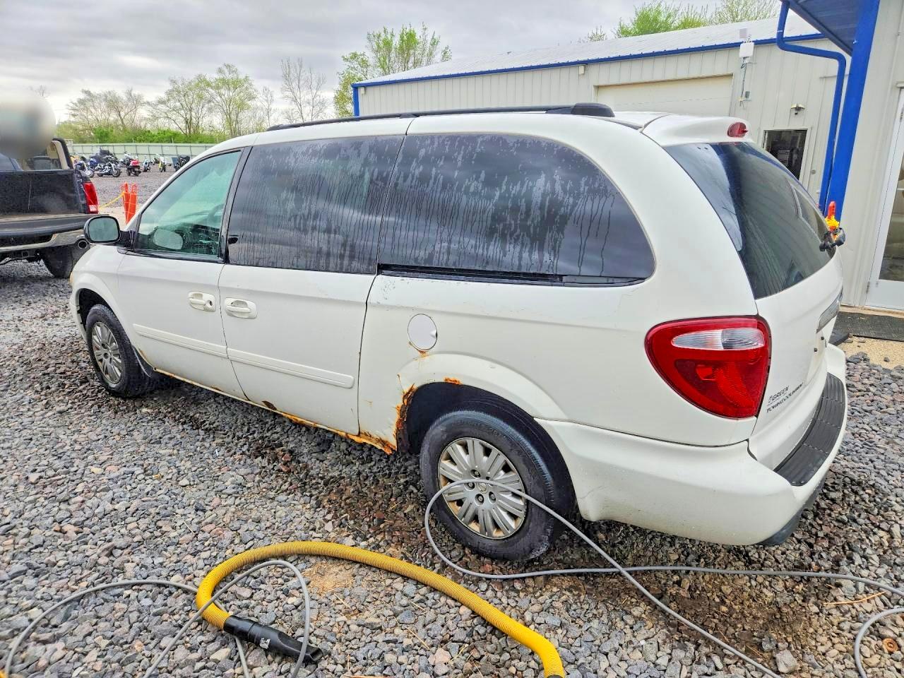 2006 CHRYSLER TOWN & COUNTRY LX photo 3