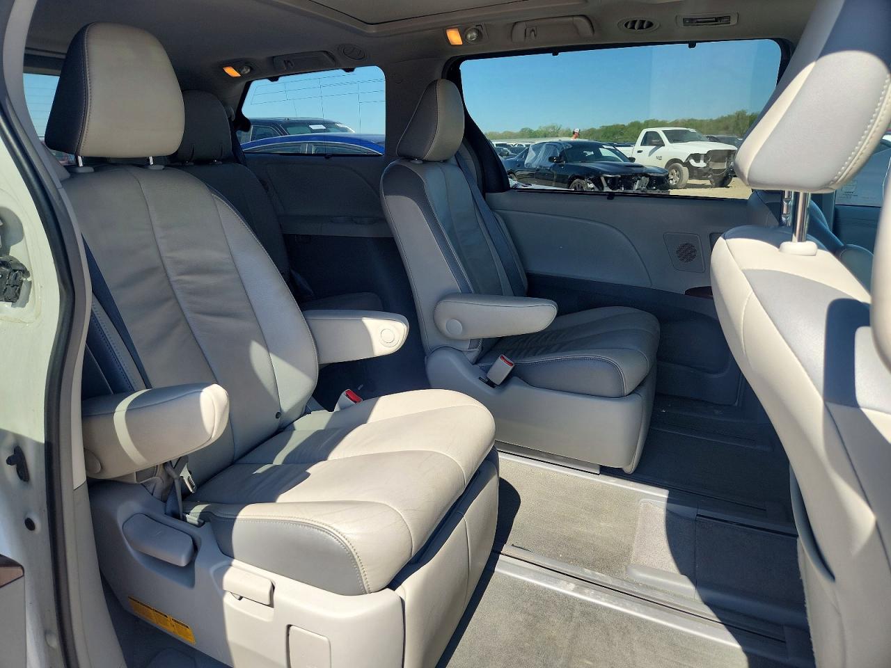 2014 TOYOTA SIENNA LIMITED 7-PASSENGER photo 31