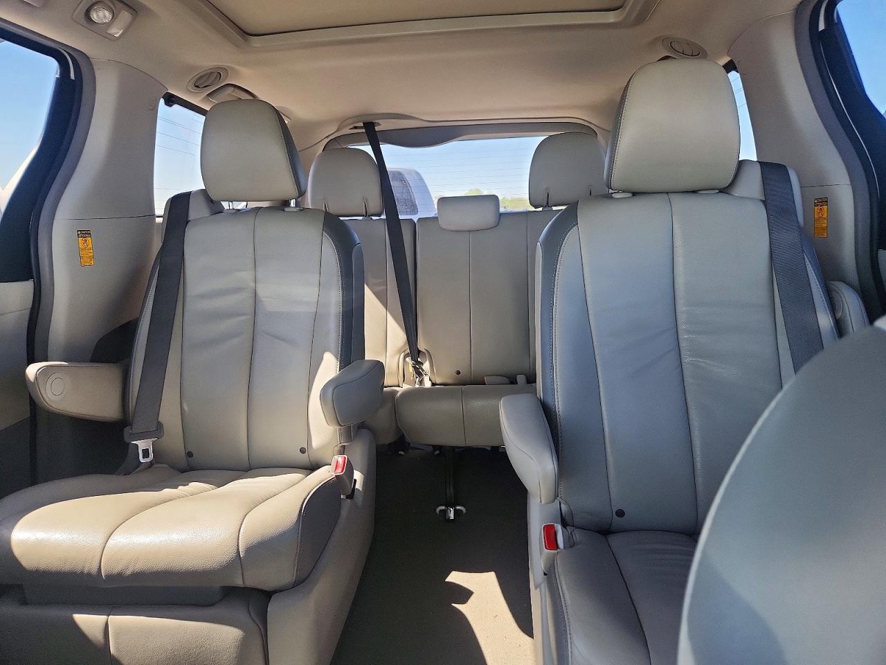2014 TOYOTA SIENNA LIMITED 7-PASSENGER photo 28