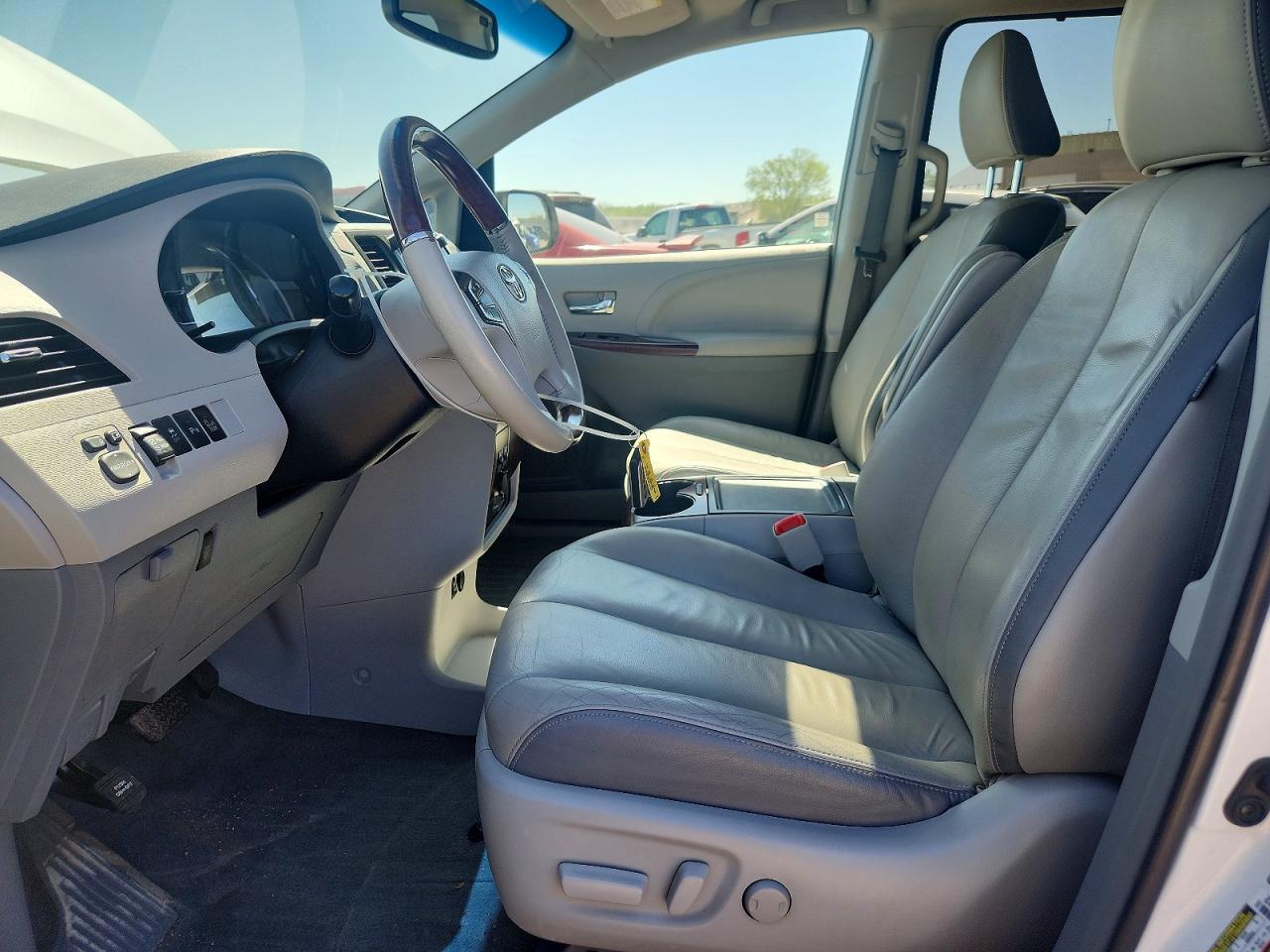 2014 TOYOTA SIENNA LIMITED 7-PASSENGER photo 19