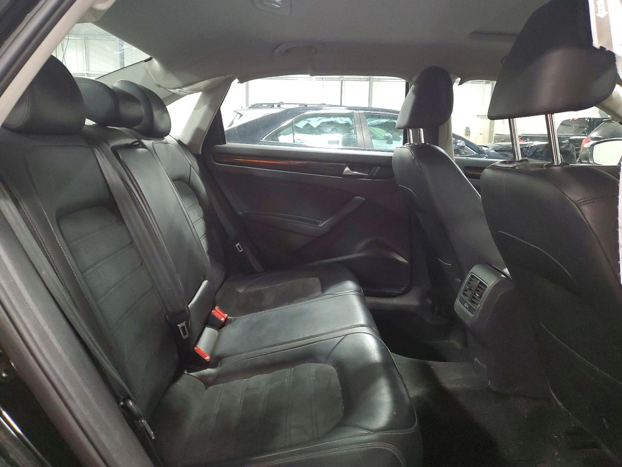 2015 VOLKSWAGEN PASSAT SEL photo 19