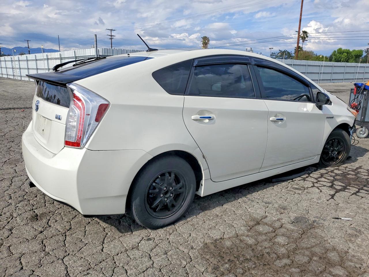 2013 TOYOTA PRIUS THREE photo 3