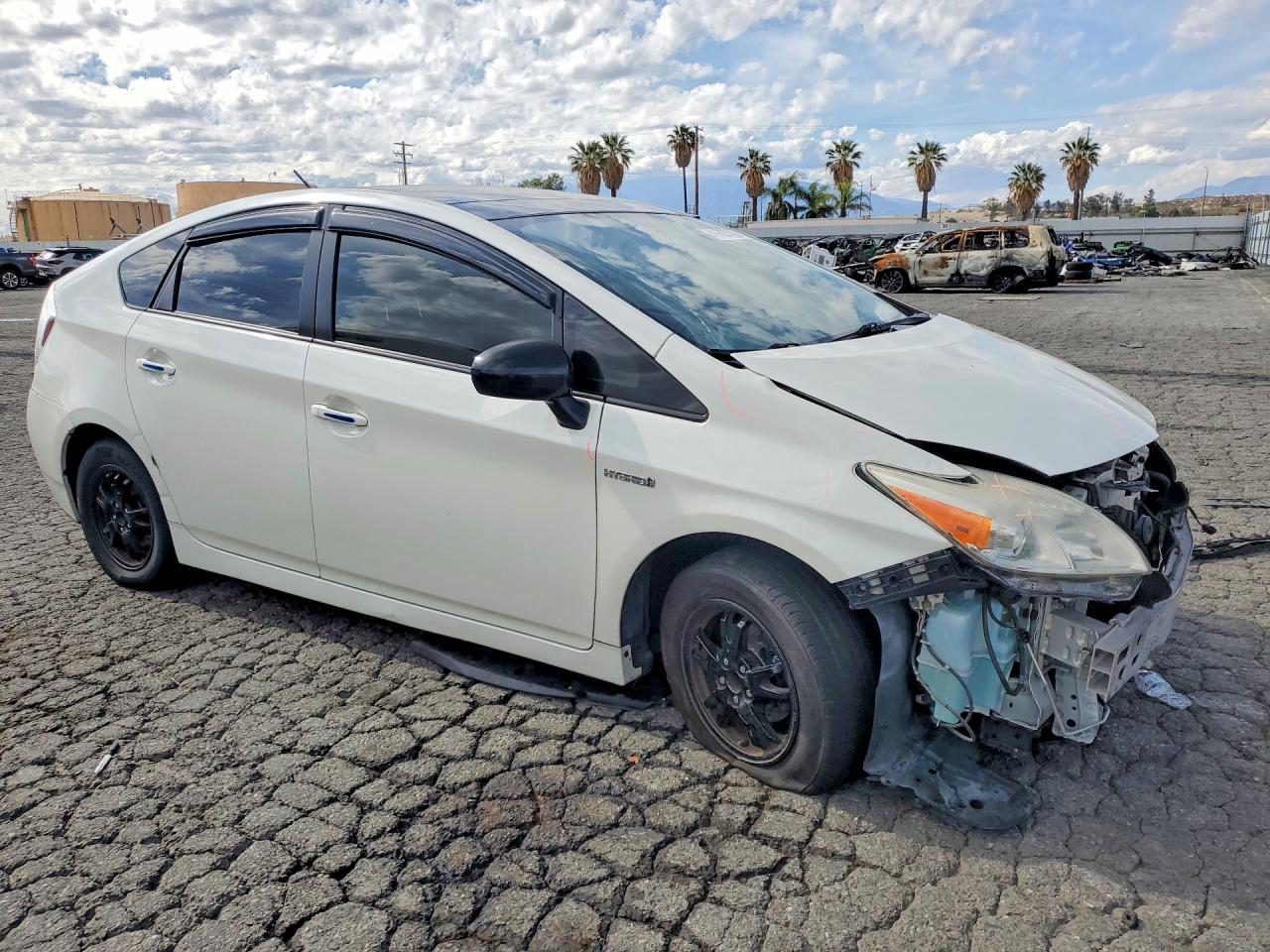 2013 TOYOTA PRIUS THREE photo 4