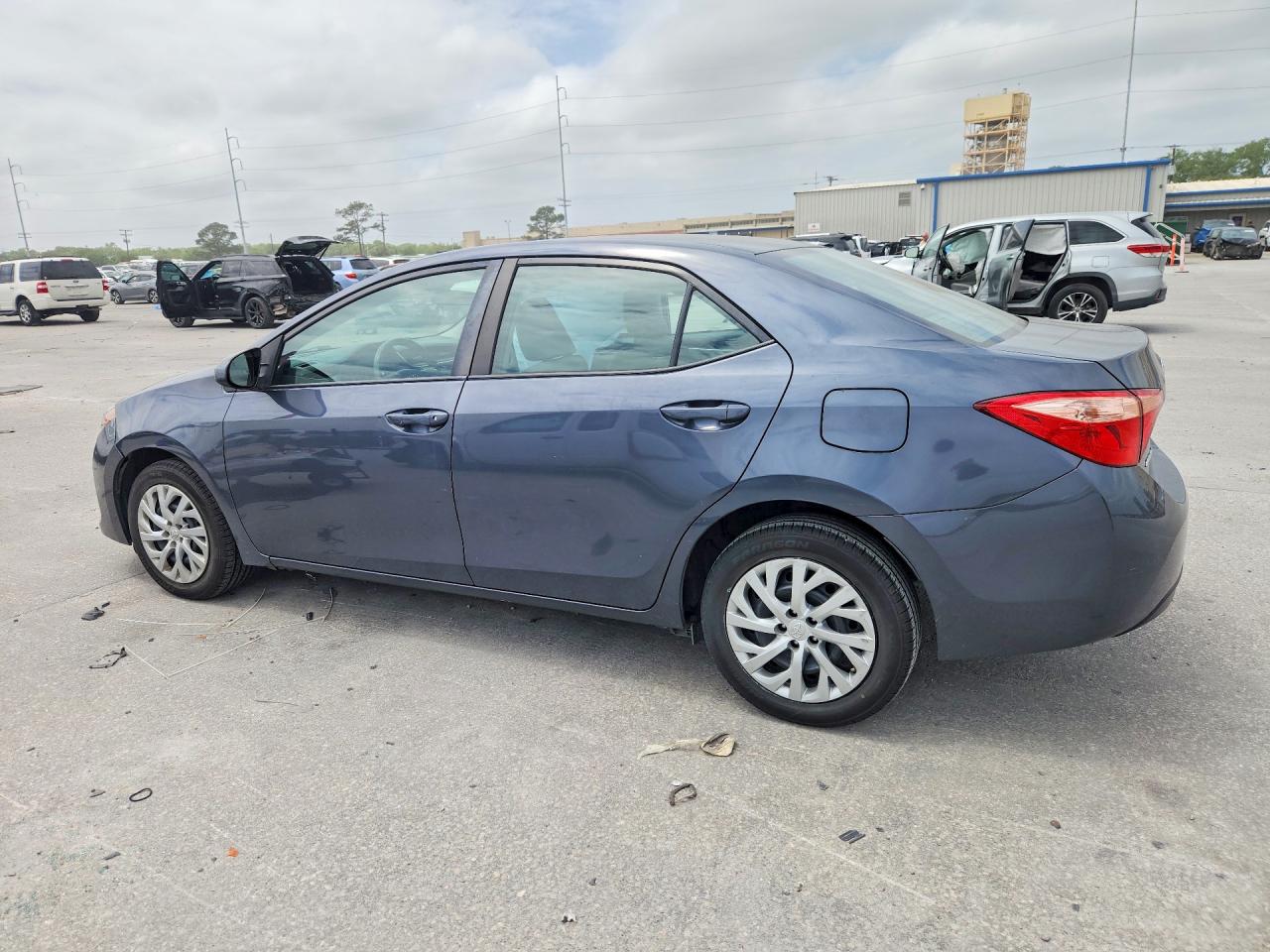 2018 TOYOTA COROLLA LE photo 3