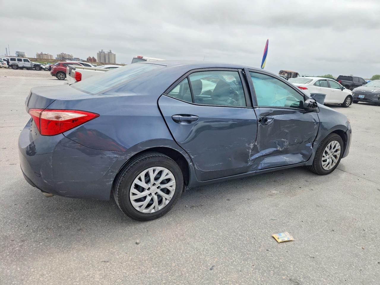 2018 TOYOTA COROLLA LE photo 5