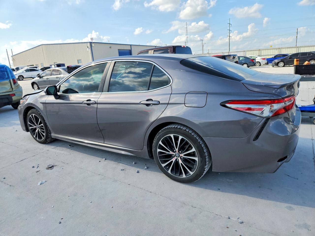 2018 TOYOTA CAMRY SE photo 3