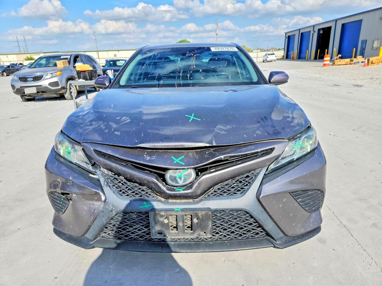 2018 TOYOTA CAMRY SE photo 9