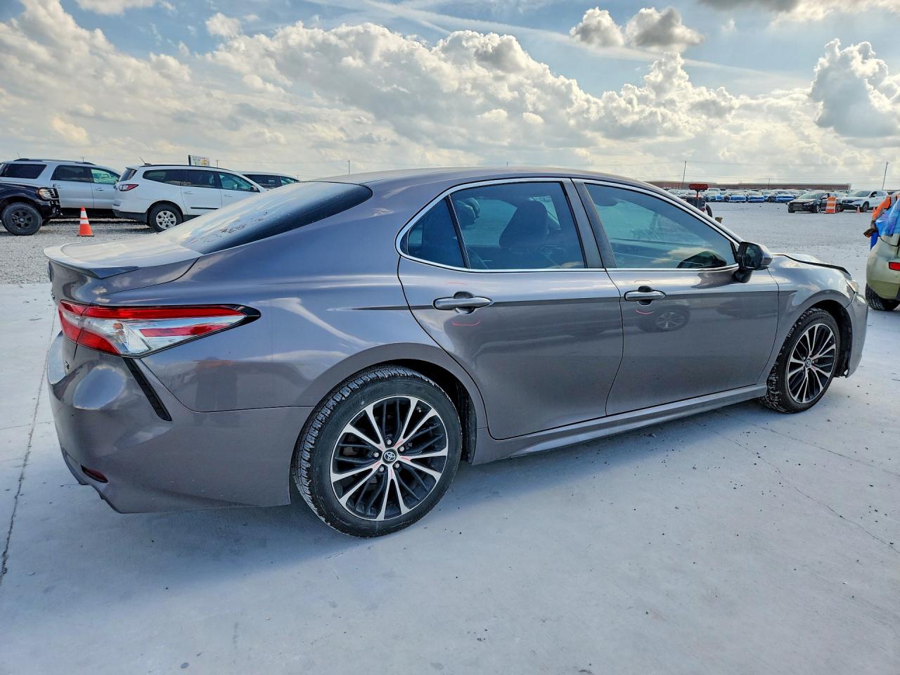 2018 TOYOTA CAMRY SE photo 5