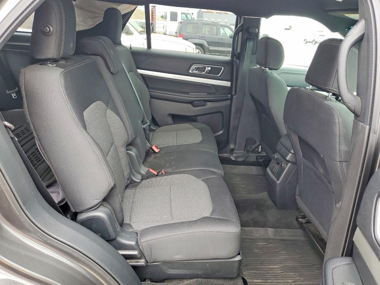 2017 FORD EXPLORER XLT photo 31