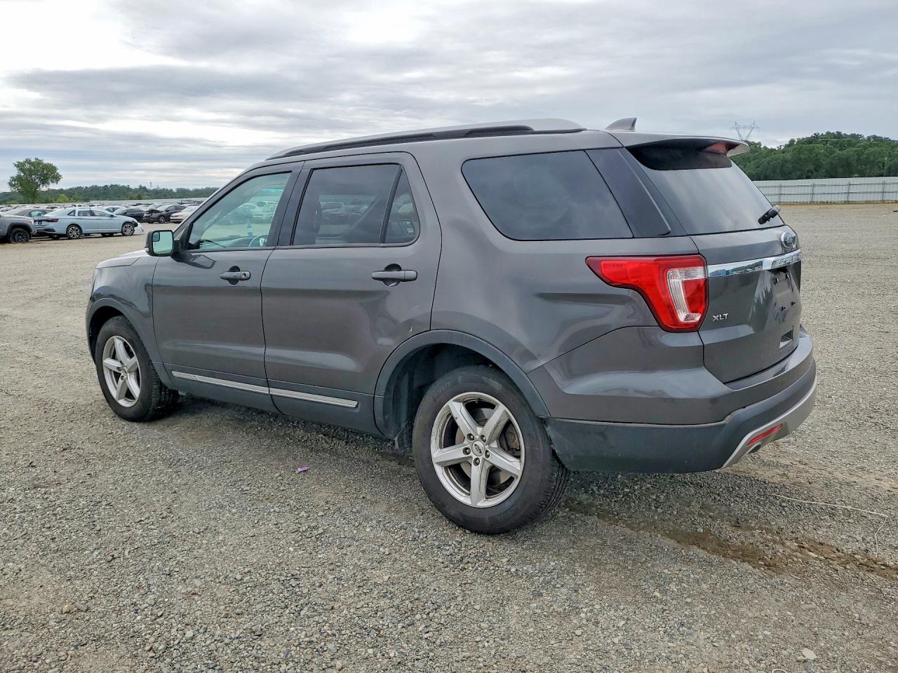 2017 FORD EXPLORER XLT photo 4