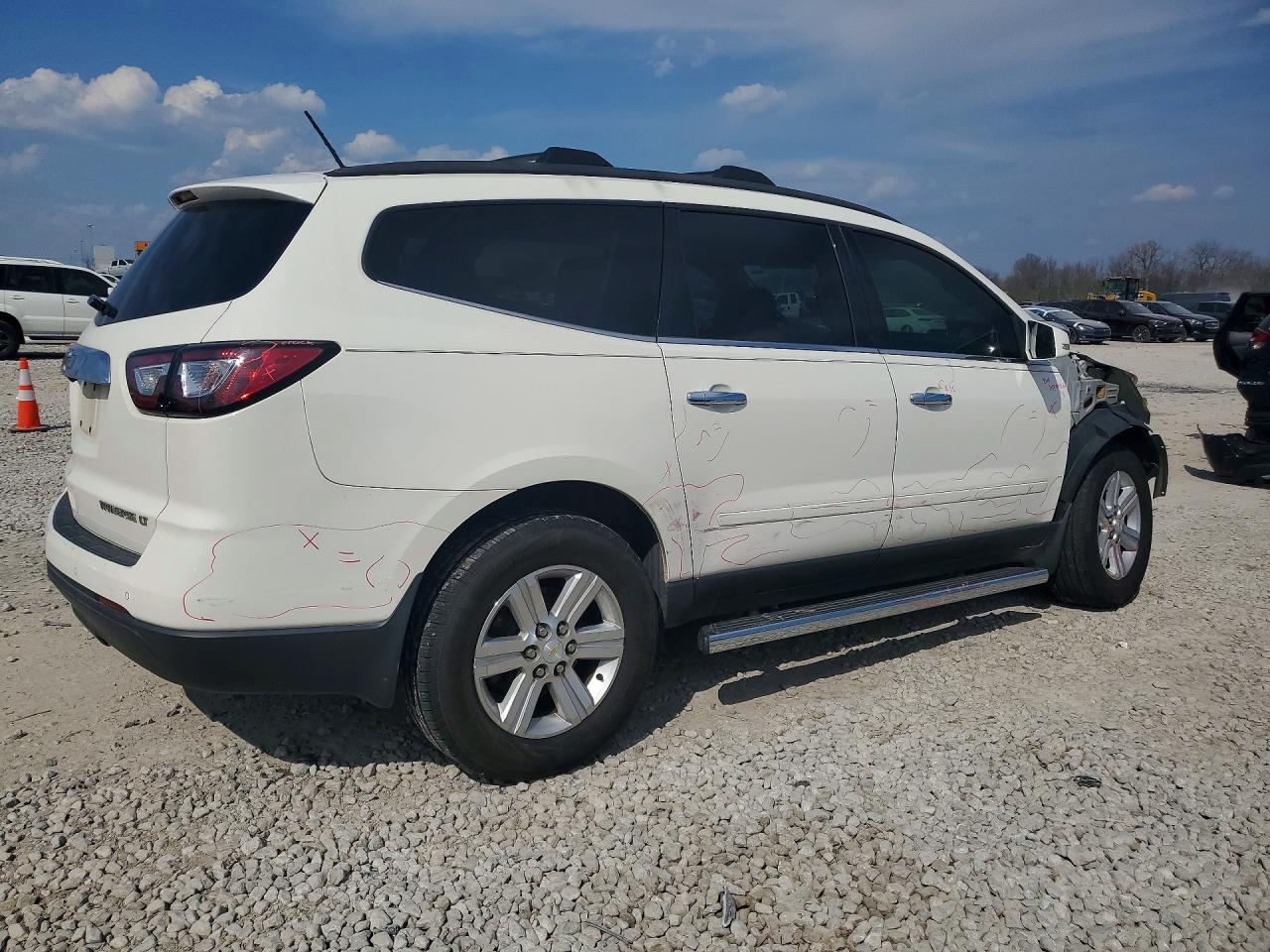 2014 CHEVROLET TRAVERSE LT photo 3