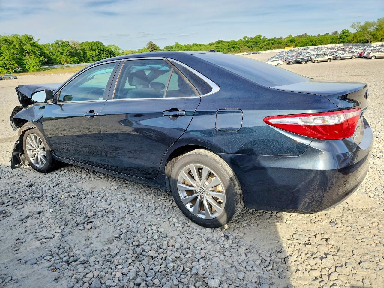 2016 TOYOTA CAMRY XLE photo 2