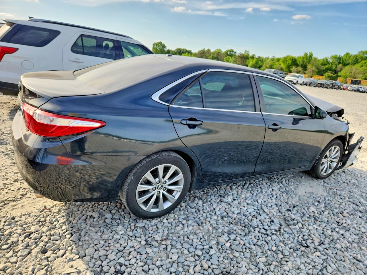 2016 TOYOTA CAMRY XLE photo 3