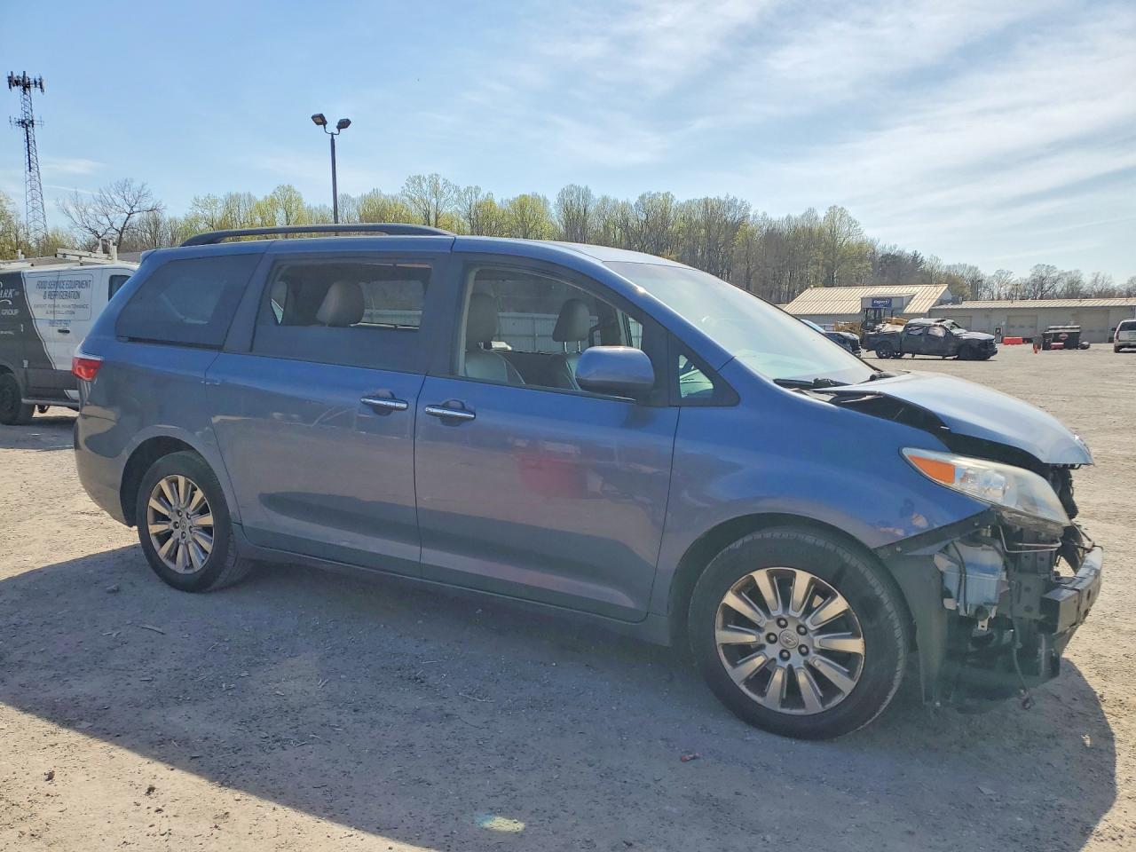 2015 TOYOTA SIENNA photo 4