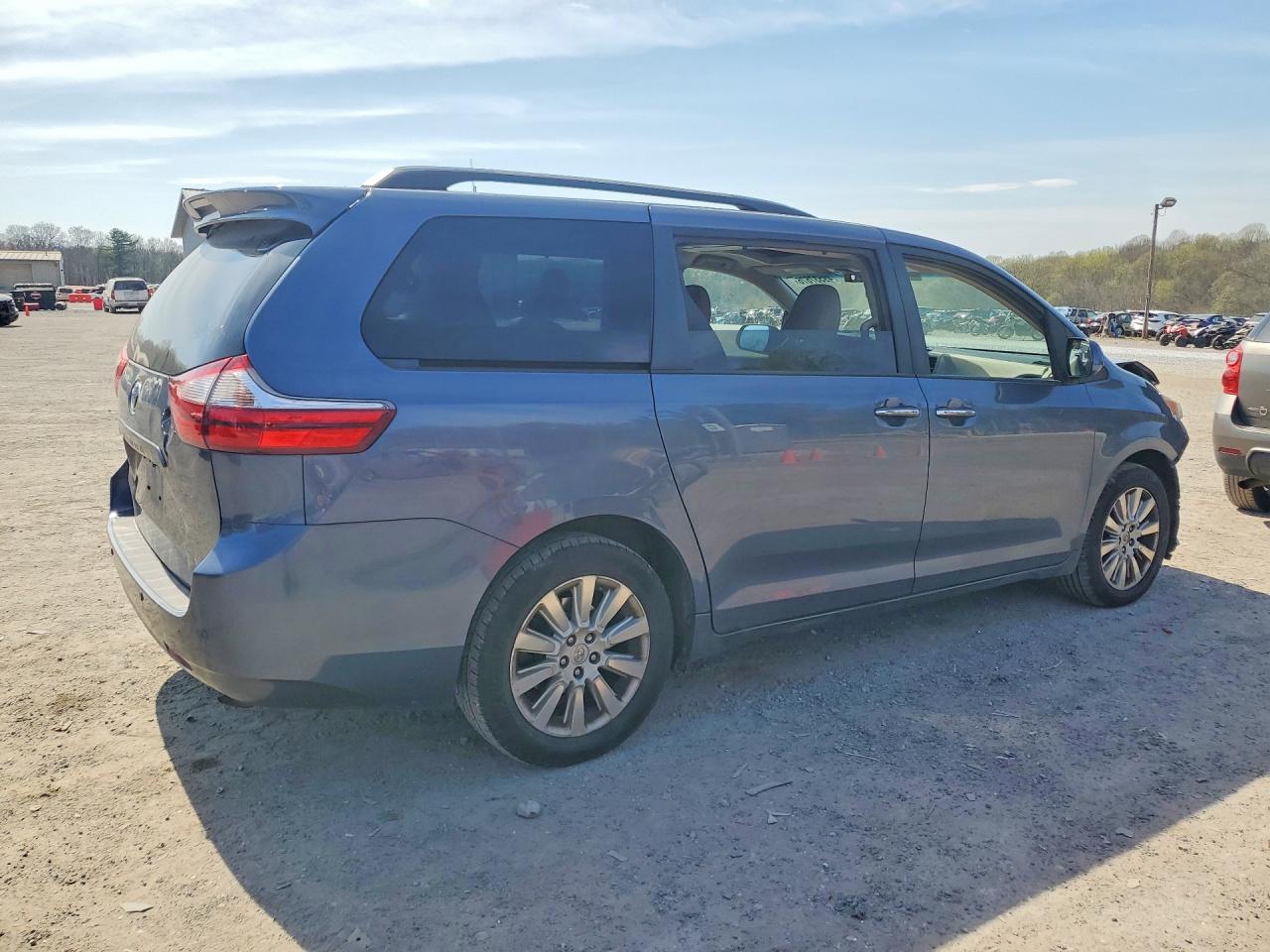 2015 TOYOTA SIENNA photo 3